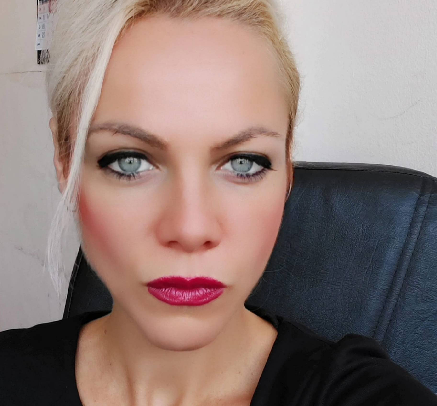 Femme sophistiquée, un peu salope, very cochonne