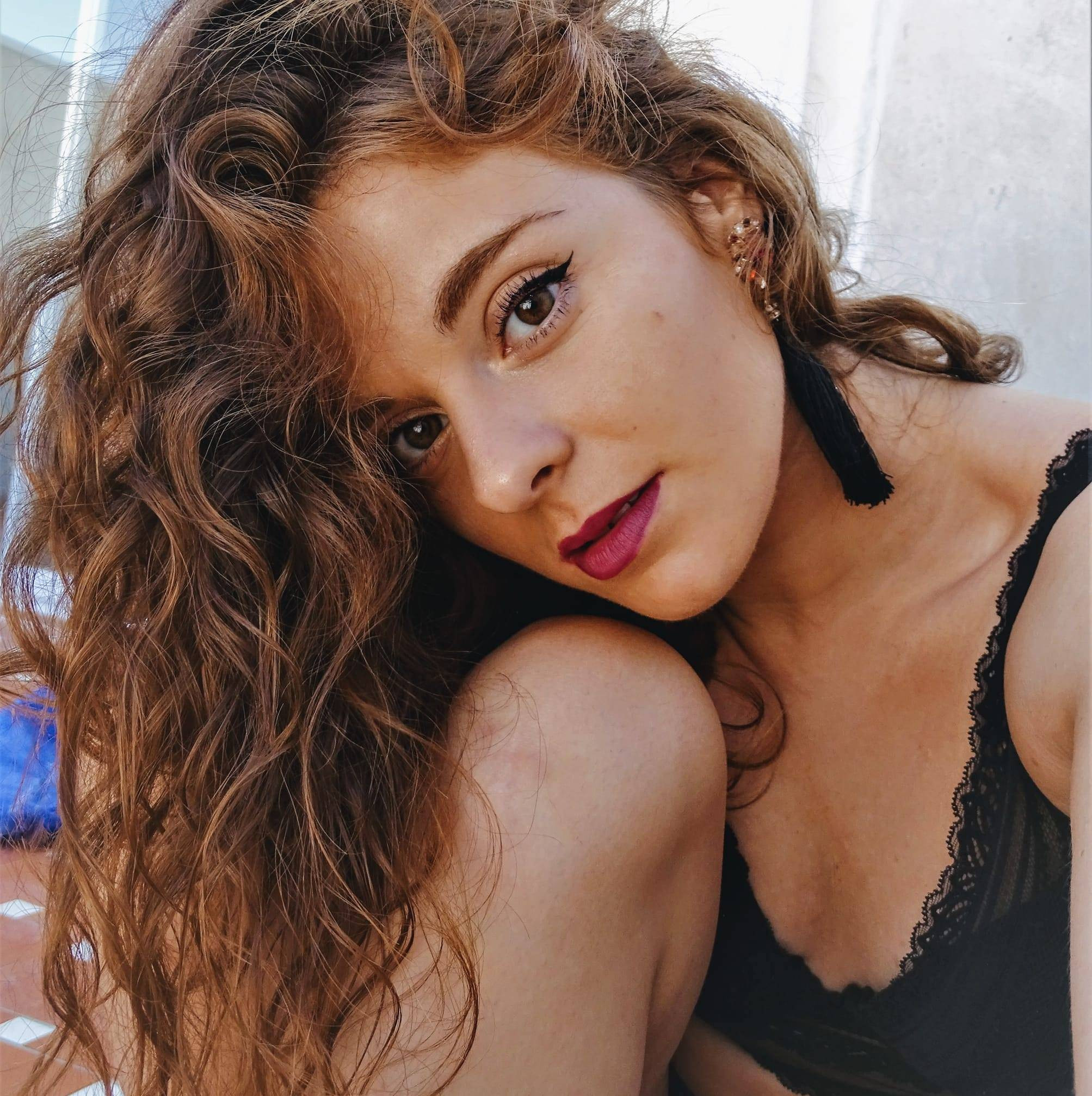 La chaude avec le curly hair