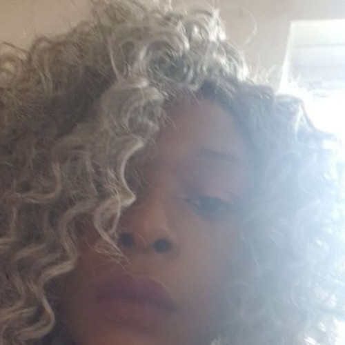 Une femme avec des cheveux bouclés